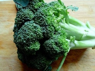 1、西蓝花焗虾仁,西蓝花一朵，需要一半。(也可以根据自家人口增减)