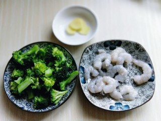 3、西蓝花焗虾仁,我是买的虾仁，如果鲜虾的话，需要提前处理，去皮，去虾线，去头，剥出虾仁。