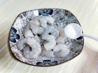 6、西蓝花焗虾仁,再加入盐。