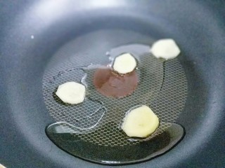 7、西蓝花焗虾仁,起油锅，加入切好的姜片，小火煸炒。