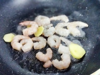 8、西蓝花焗虾仁,炒至虾仁变色。