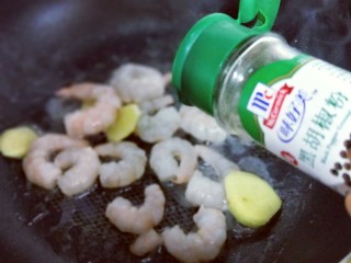 9、西蓝花焗虾仁,加入胡椒粉。