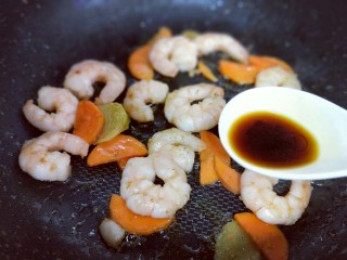 11、西蓝花焗虾仁,加入生抽，翻炒均匀。