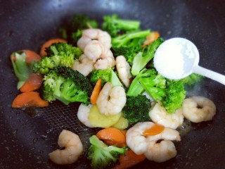 13、西蓝花焗虾仁,加入盐，快速翻炒。(根据个人口味放盐量)