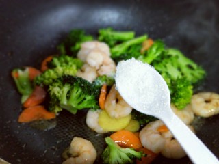 14、西蓝花焗虾仁,加入白砂糖翻炒均匀出锅。