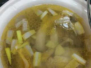 3、老母鸡汤,转入炖锅，小火炖至一个半小时