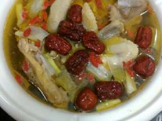 4、老母鸡汤,加入红枣，枸杞，继续炖一个小时，出锅加盐，美味的鸡汤就好了