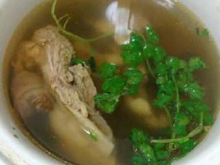 5、老母鸡汤,如图，加少许香菜，清亮的鸡汤，无需加别的调教就很美味了