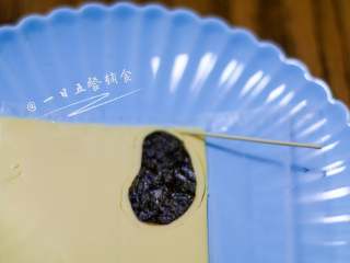 1、小狗烤鲜蔬焗土豆泥 宝宝辅食,牛奶+玉米+毛豆+番茄+马苏里拉奶酪,剪好的耳朵叠在芝士片上,用牙签画出来,画大一圈。