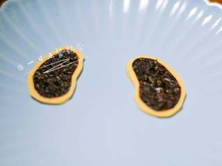 2、小狗烤鲜蔬焗土豆泥 宝宝辅食,牛奶+玉米+毛豆+番茄+马苏里拉奶酪,将画好的耳朵从芝士片上取下来。