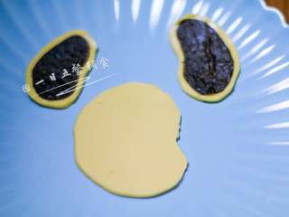 3、小狗烤鲜蔬焗土豆泥 宝宝辅食,牛奶+玉米+毛豆+番茄+马苏里拉奶酪, 在芝士片上用牙签画出小狗脸。