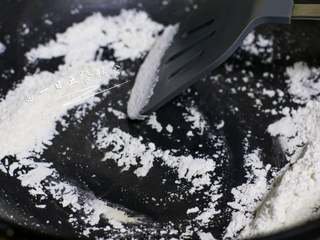 5、小狗烤鲜蔬焗土豆泥 宝宝辅食,牛奶+玉米+毛豆+番茄+马苏里拉奶酪,用面粉和牛奶做一个白酱。先倒1/2面粉放锅里小火炒。