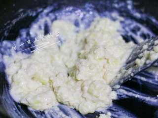 7、小狗烤鲜蔬焗土豆泥 宝宝辅食,牛奶+玉米+毛豆+番茄+马苏里拉奶酪, 白酱做好了,将土豆泥倒入,搅拌均匀。