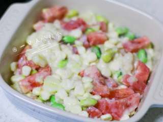 8、小狗烤鲜蔬焗土豆泥 宝宝辅食,牛奶+玉米+毛豆+番茄+马苏里拉奶酪,将毛豆,玉米粒,番茄小块放大碗中,再将土豆白酱倒入搅拌均匀。分别舀到一个个烤碗中,先把宝宝的弄好,剩余大人吃的可以撒一点点盐和黑胡椒搅拌均匀。