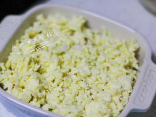 9、小狗烤鲜蔬焗土豆泥 宝宝辅食,牛奶+玉米+毛豆+番茄+马苏里拉奶酪,铺上厚厚的马苏里拉奶酪片。放入预热好的烤箱中层,180度20分钟。