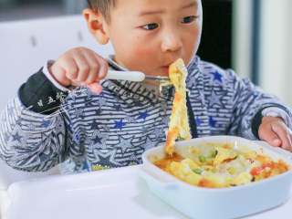 13、小狗烤鲜蔬焗土豆泥 宝宝辅食,牛奶+玉米+毛豆+番茄+马苏里拉奶酪,放一张小柚子吃饭。土豆含淀粉可以替代一点主食,用这一碗当做独立的一餐都是可以的。芝士有自身的香气,这样的焗蔬菜柚子奶奶一样很喜欢。