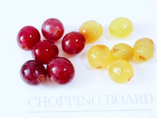 2、水果花茶,葡萄洗净后，一半去皮留一半不去皮。