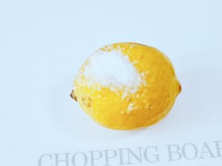 4、水果花茶,柠檬清洗干净后，用少许盐把表面搓洗干净。