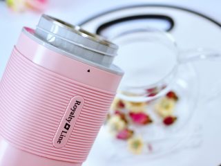 8、水果花茶,这个时候倒入烧开的热开水。