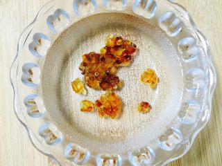 2、红枣桃胶桂圆汤～养生壶版,放在清水浸泡12小时，中途换一次水