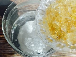 10、红枣桃胶桂圆汤～养生壶版,饮用水烧开后倒入桃胶