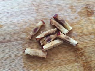 3、秋冬暖意下午茶－红枣奶茶,去掉红枣核