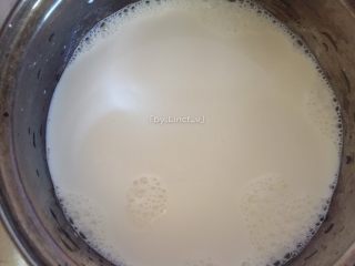 6、秋冬暖意下午茶－红枣奶茶,接着将500ml纯牛奶倒入奶锅中