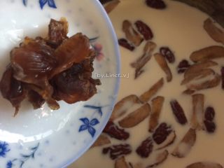 8、秋冬暖意下午茶－红枣奶茶,倒入龙眼肉