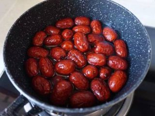 1、红糖枣糕,红枣用开水煮软。
