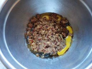 2、红糖枣糕,鸡蛋打入盆中，加红糖。 枣泥135克加进去。