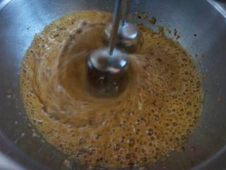 3、红糖枣糕,打蛋器高速打发全蛋。