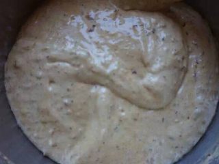 5、红糖枣糕,拌好的蛋糕糊状态，比较浓稠，如果稀少那是消泡造成的，要注意翻拌的手法。