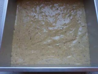 6、红糖枣糕,倒入模具，用烤盘，纸杯，蛋糕模具都可以。