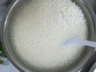 2、大红枣粽子,糯米提前用水浸泡3个小时,激发糯米的粘性。