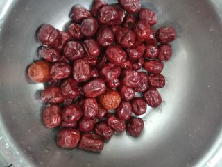 3、大红枣粽子,大红枣洗净,不需要浸泡。