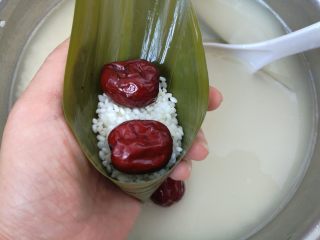 6、大红枣粽子,放进两颗红枣。