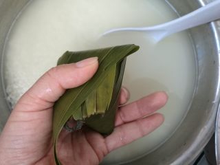 8、大红枣粽子,把上半部分折回来盖住。