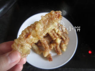 9、糖醋里脊,炸至表面微黄即可