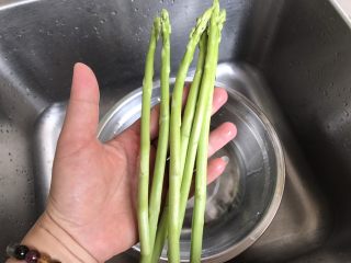 1、芦笋培根卷,芦笋取前端幼嫩部分