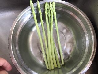 2、芦笋培根卷,清洗干净