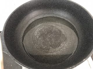 3、芦笋培根卷,锅里烧一点水