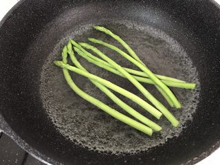 4、芦笋培根卷,水开后，加入约3克盐融化，再把芦笋放进去焯水