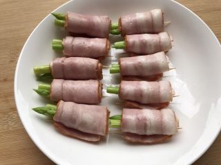 6、芦笋培根卷,如上所示全部卷好
