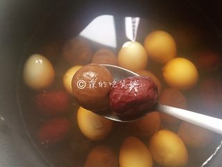 6、桂圆鹌鹑蛋红枣糖水,一直炖到桂圆变成饱满的、胖胖的样子。