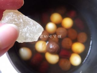 7、桂圆鹌鹑蛋红枣糖水,一直炖到桂圆变成饱满的、胖胖的样子。