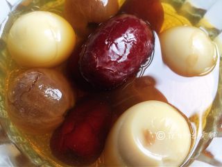 8、桂圆鹌鹑蛋红枣糖水,等糖全部烧融化就好了。