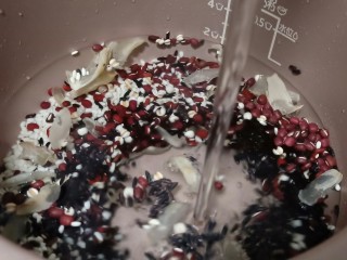 4、红糖暖身八宝粥,清水把杂粮清洗几遍（因为是晚上预约第二天当早餐吃，所以不存在浸泡的问题，如果当天想吃，红豆、赤小豆、莲子、百合这些可以提前浸泡5小时，这样煮的快）