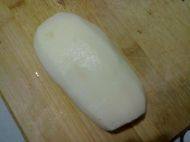 1、红枣莲藕排骨汤,莲藕洗净去皮