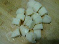 2、红枣莲藕排骨汤,切成大块