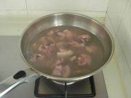 3、红枣莲藕排骨汤,排骨入开水焯去杂质